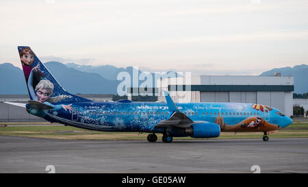 WestJet Boeing 737-800 C-GWSV Disney "Eingefroren" Sonderlackierung Stockfoto