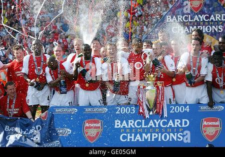 Datei Foto datiert 15.05.2004 Arsenal-Spieler, die Champagner Feierlichkeiten beginnen, nachdem sie mit der Barclaycard Premiership Trophäe präsentiert werden Stockfoto