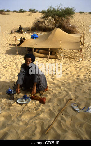 Ein Tuareg Nomaden, die Zubereitung von Tee in seinem Lager in der Wüste in der Nähe von Timbuktu in Mali, Westafrika. Stockfoto