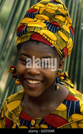 Ein Wolof Mädchen aus Senegal besucht eine Fanti Durbar in Cape Coast. Central Region von Ghana, West Arica Stockfoto