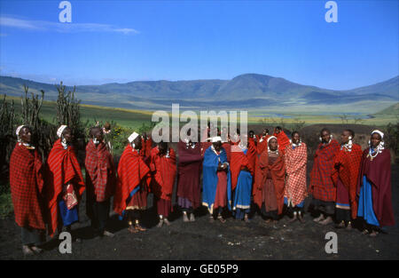 Massai-Familie in der Ngorongoro Conservation Area in Tansania, Ostafrika. Stockfoto