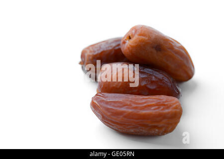 Palmenfrucht auf weißem Hintergrund Stockfoto