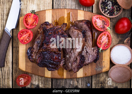 Hausgemachte gebratene Rindfleisch Schulter auf einem Holzbrett bereit zu essen, Ansicht von oben Stockfoto