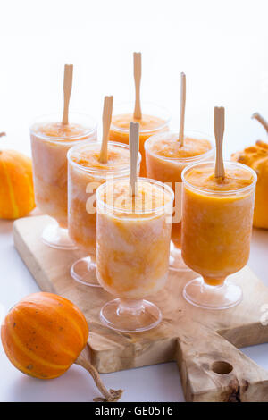 Kürbis-Joghurt Einfrieren, hausgemachte gesunden und schmackhaften gefrorenen pops Stockfoto