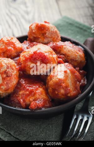 Türkei-Fleischbällchen mit Tomatensauce und Nudeln in Keramikschale Stockfoto