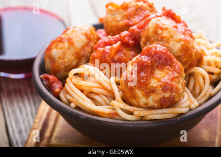 Türkei-Fleischbällchen mit Tomatensauce und Nudeln in Keramikschale Stockfoto
