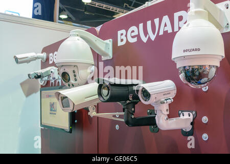 Video-Überwachungskameras im Schaufenster der Firma "BeWard" auf elektrotechnische Forum im Gebäude der Kongresshalle bu Stockfoto