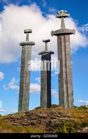 Drei große Schwerter stehen auf dem Hügel als Erinnerung an die Schlacht von Hafrsfjord im Jahr 872 in Stavanger, Norwegen. Stockfoto