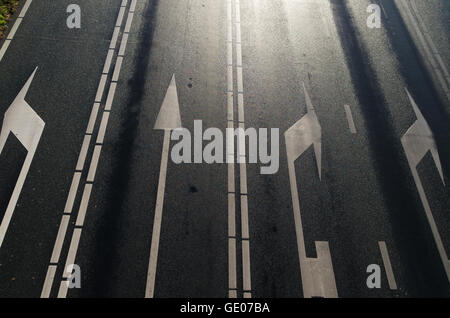 hohe Sicht auf eine Multi-Lane Asphaltstraße mit weißen Pfeilen Stockfoto
