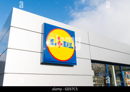 OLDENZAAL, Niederlande - 22. November 2015: Lidl-Supermarkt. Das Unternehmen ist tätig in einem großen Teil Europas, mit ca. 8000 Stockfoto