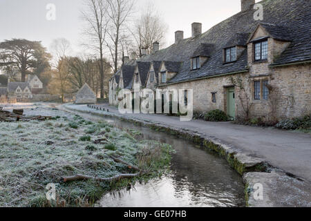 Arlington Row Cotswold Steinhütten an frostigen Wintermorgen Bibury, Cotswolds, Gloucestershire, England, Vereinigtes Königreich Stockfoto