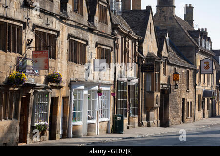 Cotswold Steinhäusern entlang der Hauptstraße, Chipping Campden, Cotswolds, Gloucestershire, England, Vereinigtes Königreich, Europa Stockfoto