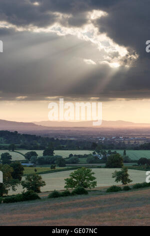 Blick auf Ackerland und Vale von Evesham mit bredon Hill und Malvern Hills im Abstand bei Sonnenuntergang Stockfoto