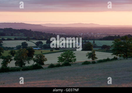 Blick auf Ackerland und Vale von Evesham mit bredon Hill und Malvern Hills im Abstand bei Sonnenuntergang Stockfoto