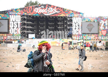 Woodstock Fan stand vor der Hauptbühne auf dem 21. Woodstock Festival Polen Stockfoto