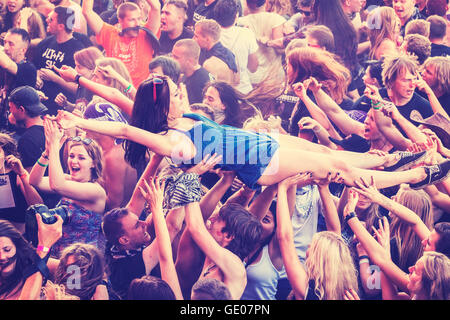 Leute, die Spaß beim Konzert auf dem 21. Woodstock Festival Polen. Stockfoto