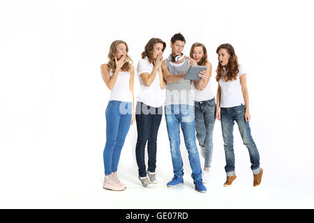 Gruppe von Jugendlichen, die gerade die Ergebnisse auf einem digitalen Tablet. Stockfoto