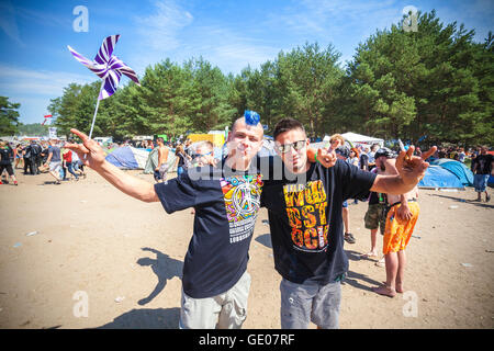 Glückliche Menschen auf dem 21. Woodstock Festival Polen (Przystanek Woodstock). Stockfoto