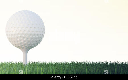 Weiße Golfball auf Tee in Grasgrün isoliert auf weißem Migrationshintergrund. 3D illustration Stockfoto