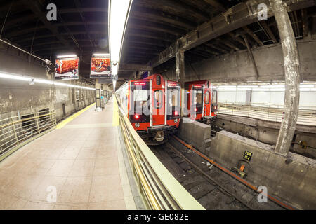 Fisheye-Objektiv Foto von MTA-Zug an der Grand Central Terminal. Stockfoto