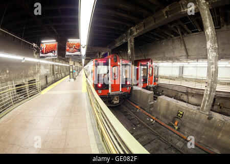 Fisheye-Objektiv Foto von MTA-Zug an der Grand Central Terminal. Stockfoto