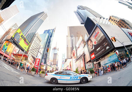 Fisheye-Objektiv Foto eines NYPD Patrouille Autos geparkt am Times Square. Stockfoto