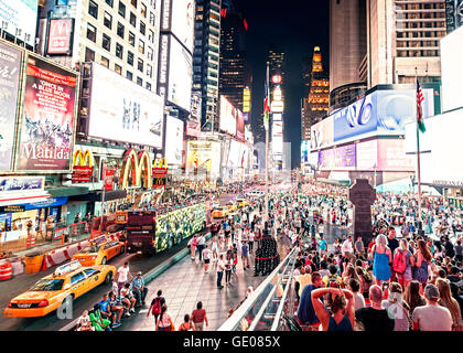 Times Square bei Nacht überfüllt mit Touristen, Broadway Theater, Geschäfte und Zeichen geführt. Stockfoto