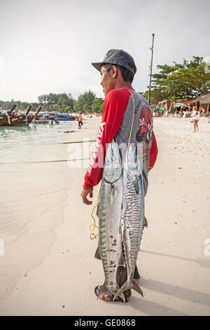 Koh Lipe, Thailand - 11. Januar 2015: Lokale Fischer mit zwei großen Fische am Strand. Stockfoto