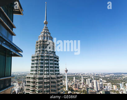 Blick vom 86. Stockwerk der Petronas Twin Towers, die höchsten Zwillingstürme der Welt. Stockfoto