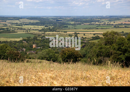 Gerstenfeld und Dorf von Ilmington mit Warwickshire Landschaft, Ilmington, Cotswolds, Warwickshire, England, UK Stockfoto