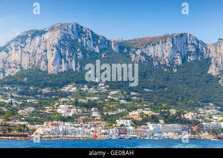 Landschaft mit Blick auf Capri den Hafen vom Meer entfernt. Italien, Golf von Neapel Stockfoto