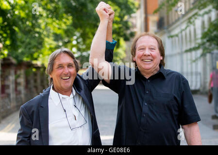 Richard Westwood, 73, und Leonard 'Chip' Hawkes, 70, die Mitglieder der 60er Jahre Pop-Gruppe The Tremeloes waren, feiern vor dem Reading Crown Court, nachdem sie offiziell freigesprochen wurden, ein 15-jähriges Mädchen nach einem Auftritt vor fast 50 Jahren unanständig angegriffen zu haben. Stockfoto