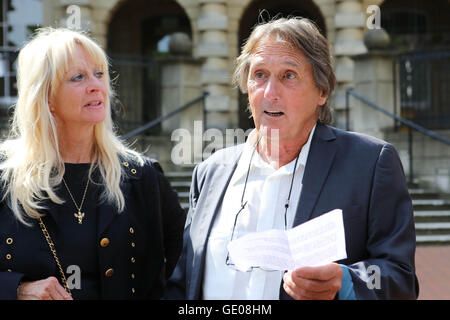 Leonard 'Chip' Hawkes, 70, der Mitglied der 1960er-Jahre-pop-Gruppe The Tremeloes war, steht mit seiner Frau Carol, außerhalb Lesung Crown Court nachdem er formal unanständig tätlichen Angriffs auf einen 15-Jahr-altes Mädchen nach einem Auftritt vor fast 50 Jahren freigesprochen wurde. Stockfoto