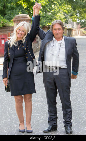 Leonard 'Chip' Hawkes, 70, der Mitglied der 1960er-Jahre-pop-Gruppe The Tremeloes war, steht mit seiner Frau Carol, außerhalb Lesung Crown Court nachdem er formal unanständig tätlichen Angriffs auf einen 15-Jahr-altes Mädchen nach einem Auftritt vor fast 50 Jahren freigesprochen wurde. Stockfoto