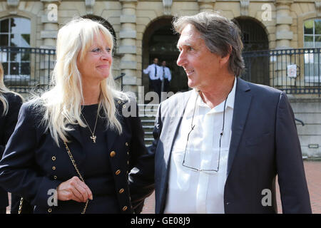 Leonard 'Chip' Hawkes, 70, der Mitglied der 1960er-Jahre-pop-Gruppe The Tremeloes war, steht mit seiner Frau Carol, außerhalb Lesung Crown Court nachdem er formal unanständig tätlichen Angriffs auf einen 15-Jahr-altes Mädchen nach einem Auftritt vor fast 50 Jahren freigesprochen wurde. Stockfoto