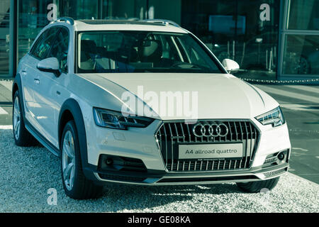 Neue zeitgenössische A4 Allroad Quattro Sport 4 x 4 SUV von Audi. Outdoor-gefilterte und getönten stock Foto. Stockfoto