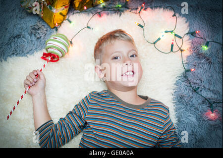 Süße junge trifft ein neues Jahr, Weihnachten Stockfoto