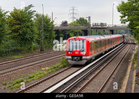 Deutsche Bahn Klasse 474 S-Bahn "S3" auf der Durchreise Hamburg-Moorburg. Stockfoto