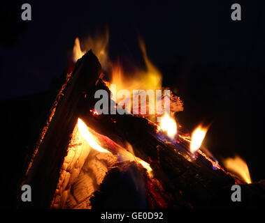 Lagerfeuer über dunkle backgroumd extreme Nahaufnahme Stockfoto