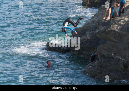 Eine Gruppe von Teenagern dieser Art der Kennzeichnung von den Klippen auf der Landzunge in Newquay, Cornwall. Stockfoto