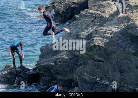 Eine Gruppe von Teenagern dieser Art der Kennzeichnung von den Klippen auf der Landzunge in Newquay, Cornwall. Stockfoto