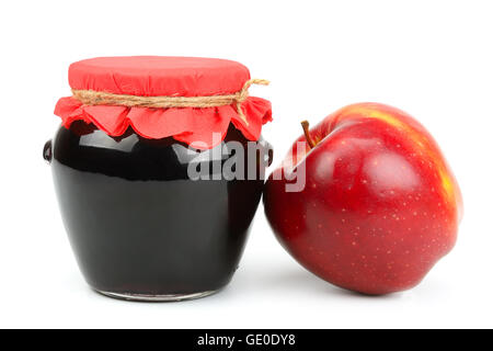 Roter Apfel und Topf Marmelade isoliert auf weißem Hintergrund. Stockfoto