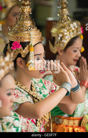 Traditionelle Tänzer am Erawan Schrein am Pratunam in das Stadtzentrum von Bangkok in Thailand in Südostasien. Stockfoto