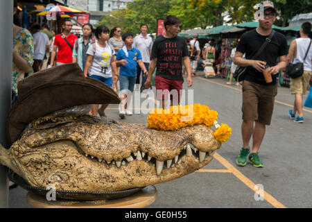 ein Krokodil Leder Shop bei den Chatuchak Weekend Market in der Stadt von Bangkok in Thailand in Südostasien. Stockfoto