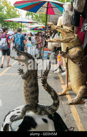 ein Krokodil Leder Shop bei den Chatuchak Weekend Market in der Stadt von Bangkok in Thailand in Südostasien. Stockfoto