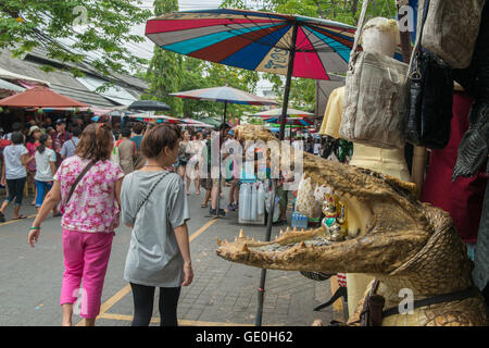 ein Krokodil Leder Shop bei den Chatuchak Weekend Market in der Stadt von Bangkok in Thailand in Südostasien. Stockfoto