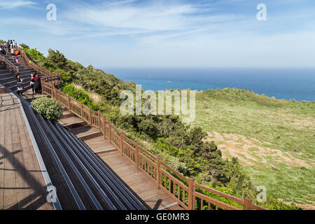 Menschen an einem Aussichtspunkt auf der Seongsan Ilchulbong ("Sunrise Peak") auf der Insel Jeju in Südkorea. Stockfoto