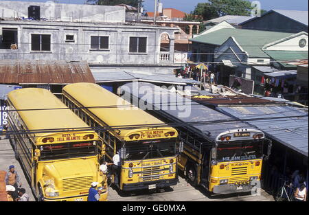 Der Busbahnhof der Stadt Tela in der Nähe von San Pedro Sula am Meer sowie in Honduras in Mittelamerika Stockfoto