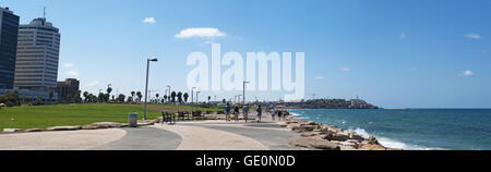 Israel, Naher Osten: Mittelmeer und die Skyline von Tel Aviv und die Altstadt von Jaffa aus tayelet, der Promenade von Tel Aviv gesehen Stockfoto
