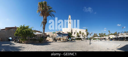 Die Altstadt von Jaffa, Israel, Naher Osten: Blick von Kedumim Platz mit der Kirche St. Peter, ein Franziskaner Kirche 1654 erbaut Stockfoto